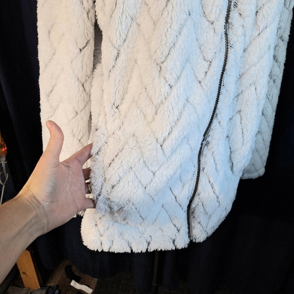 St.John's Bay Active Ivory Chevron Plush Jacket, Size Medium, RN#93677, NWT - Picture 13 of 13